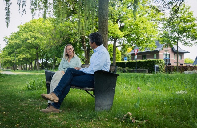 Kennismakingsgesprek op een bankje in het park