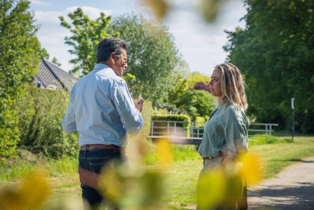 Rick in gesprek met een cliënte tijdens een wandelcoachingsessie rond Deventer